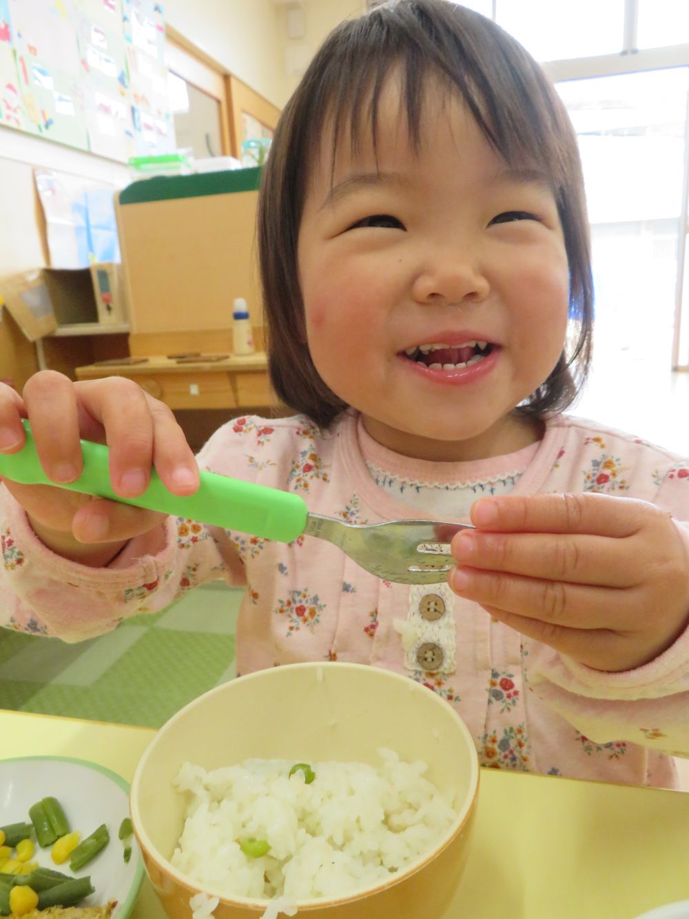 ５月５日は端午の節句でしたね。
今日は端午の節句の行事食の献立でした。
メニューは【豆ごはん、鮭のカレーマヨパン粉焼、いんげんとコーンのソテー、キャベツとツナのサラダ】です。

クマ組さんの様子を見に行ってみました。
いつもと違ってグリーンピースが入った豆ごはん。
みんなちゃんと食べれるのかな？と思いながら見て回っていると
「まめ！」
と言いながらご飯を食べている子、グリーンピースをよけながら食べている子とそれぞれでしたが、おいしそうにとってもいい笑顔を魅せてくれたAちゃん♡
