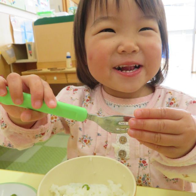 ＊　給食時間の様子　（すいみい保育園）　＊