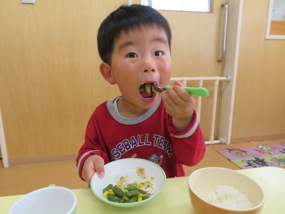 あっという間にご飯は空っぽ！
「全部食べたよ♡」とお皿を見せてくれました。

鮭のカレーマヨパン粉焼も大好評でみんな１番に食べていました。
「見てて！」
と大きなお口で食べるのを見せてくれたH君。
みんながしっかり食べてくれて先生も嬉しかったです。