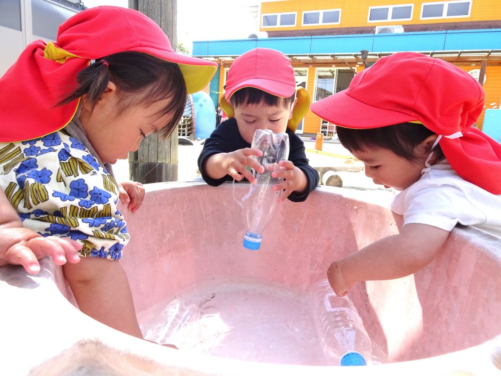 種を植えたら、水やりもみんなで！


水を溜めると、「あ！」　「やりたい！」
次々にやってきてジョウロをもってスタンバイ！
みんなで一緒に♪

どこから水が入るかな？
水をジョウロいっぱいに入れたいな
冷たくって気持ちいいな～

色々なことを考えながら水を汲んでいるようです♡