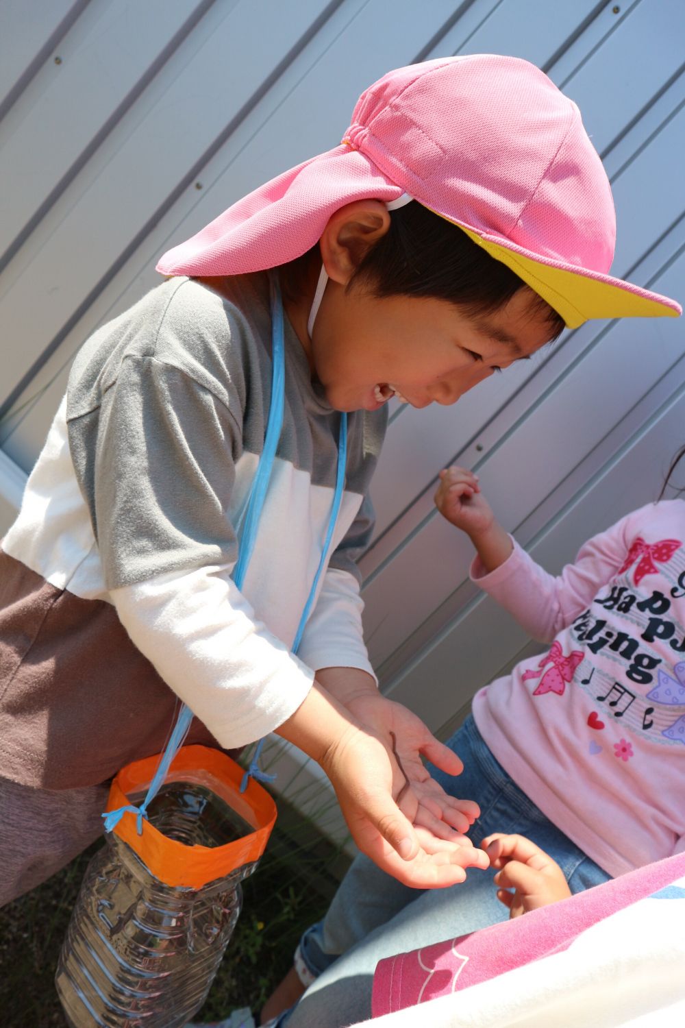 「わーーーっくすぐったい～！！」
「ぐにょぐにょしとる～」
ミミズを手にのせて喜ぶTくん♡

虫の動きや感触に、おもしろさを感じています♪