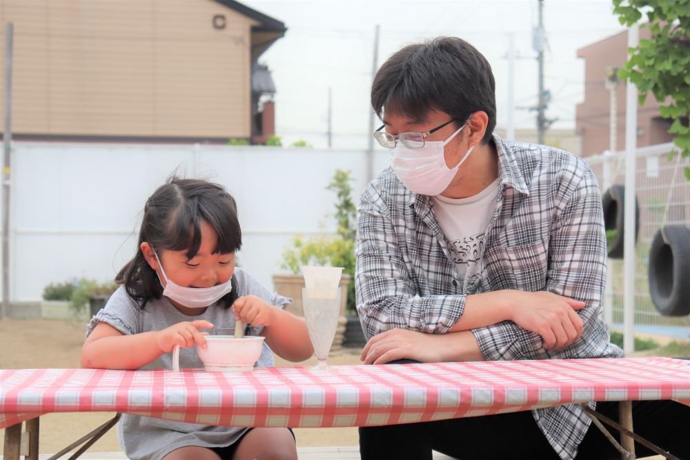 ５歳児キリン組さんの保育参加
大好きなお家の人に来てもらって、普段遊んでいる事を一緒に楽しみました♡
花びらをちぎってすり鉢でゴリゴリ、とても幸せな時間が流れます