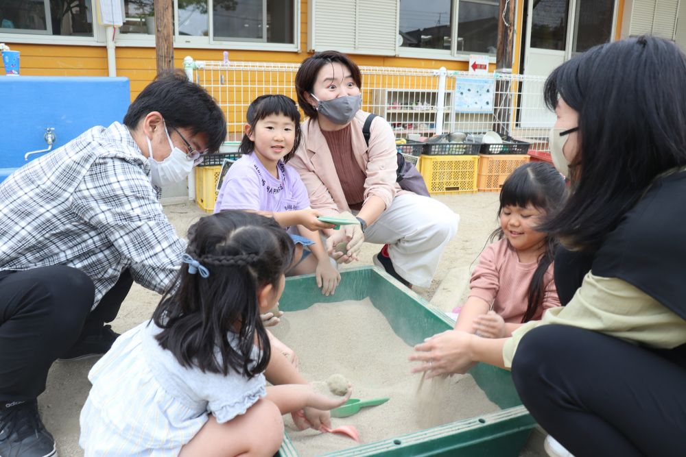 雨模様だったので前日に取り置きしていた「さら粉」を使ってお団子作り♪
サラサラの砂の感触が案外気持ちの良いものです



保育者　「お母さんたち、何年ぶりに泥団子をつくりました？」
お母さん「えぇ～、それを言ったら年がばれちゃう(笑)」
