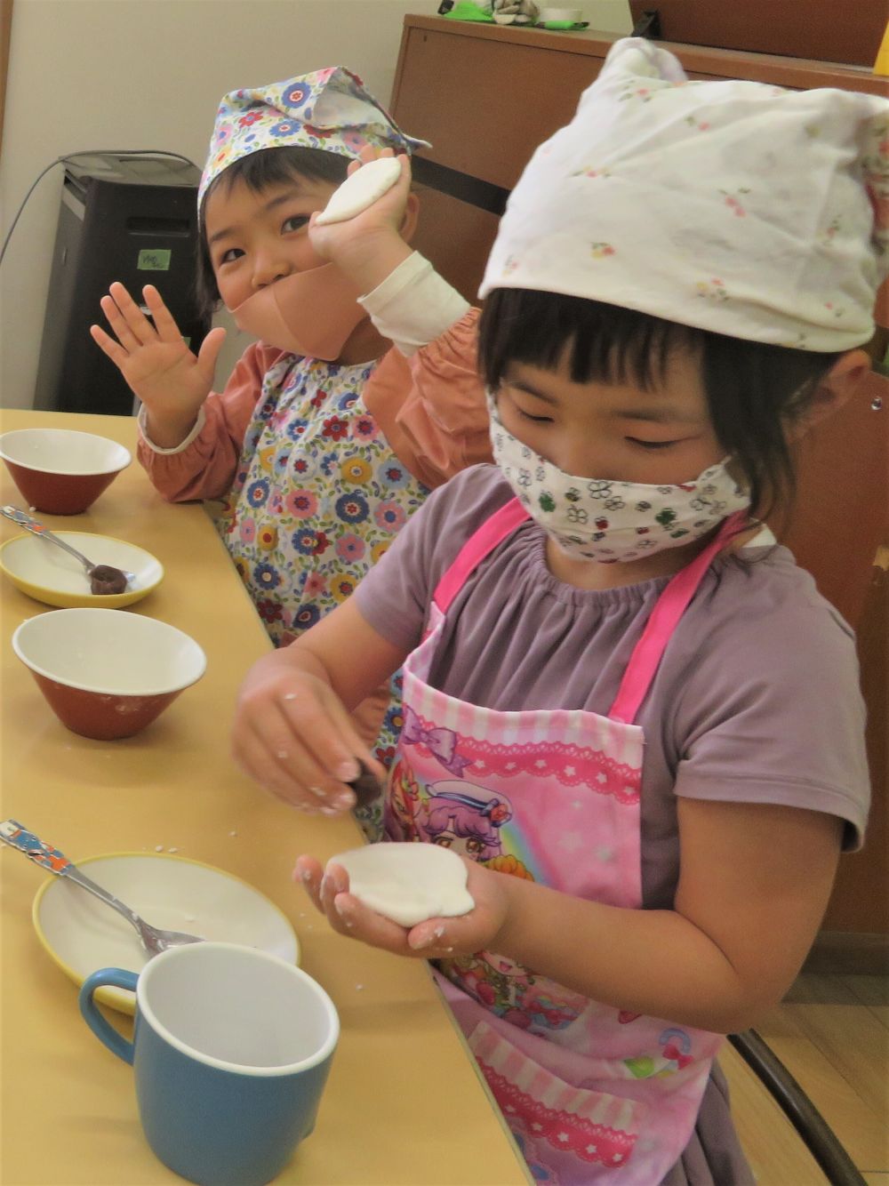 生地ができたら、今度はあんこを包む作業☆
丸めたあんこを、できあがったばかりの生地を伸ばし包みます♪
「これくらいひろげたら入るかなぁ？」
「あっ、はみでるかもしれん・・・」
と自分で予想しながら作ってみたり、直してみたり・・・。
この試行錯誤が手作りならではの難しさであり楽しさですね♡
それぞれが工夫しながら、完成を目指します♪