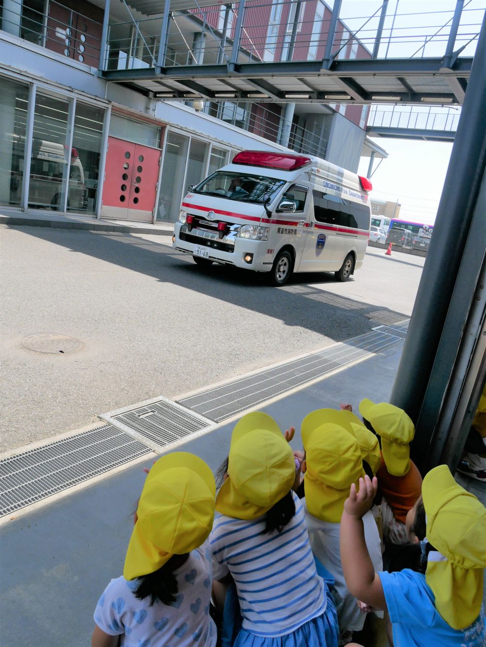 救急車も見学させてもらっていたのですが・・・
途中で出動の連絡が入り急いで出発
サイレンが鳴ってから、救命士さんの表情が変わり素早く服を着替えて出動する姿を見て子ども達はさらにテンションが上がります
ゆっくり救急車を見る事はできませんでしたが、緊急出動の様子を見る事ができました