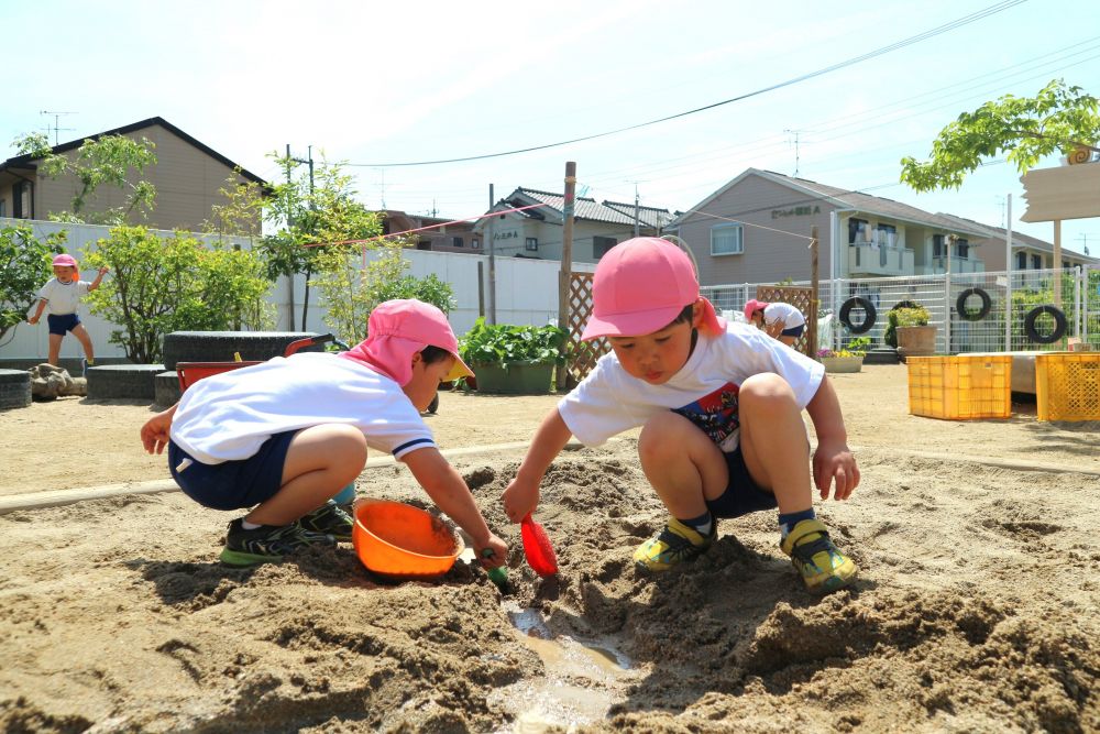 砂や泥を使った遊び…
色々な遊び方があって、一人ひとり違っていて
おもしろさを改めて実感しました



砂場をスコップで掘って道路作り☆
「ここもうちょっと掘ったら水流れてくれるんじゃない？」
２人で協力して…