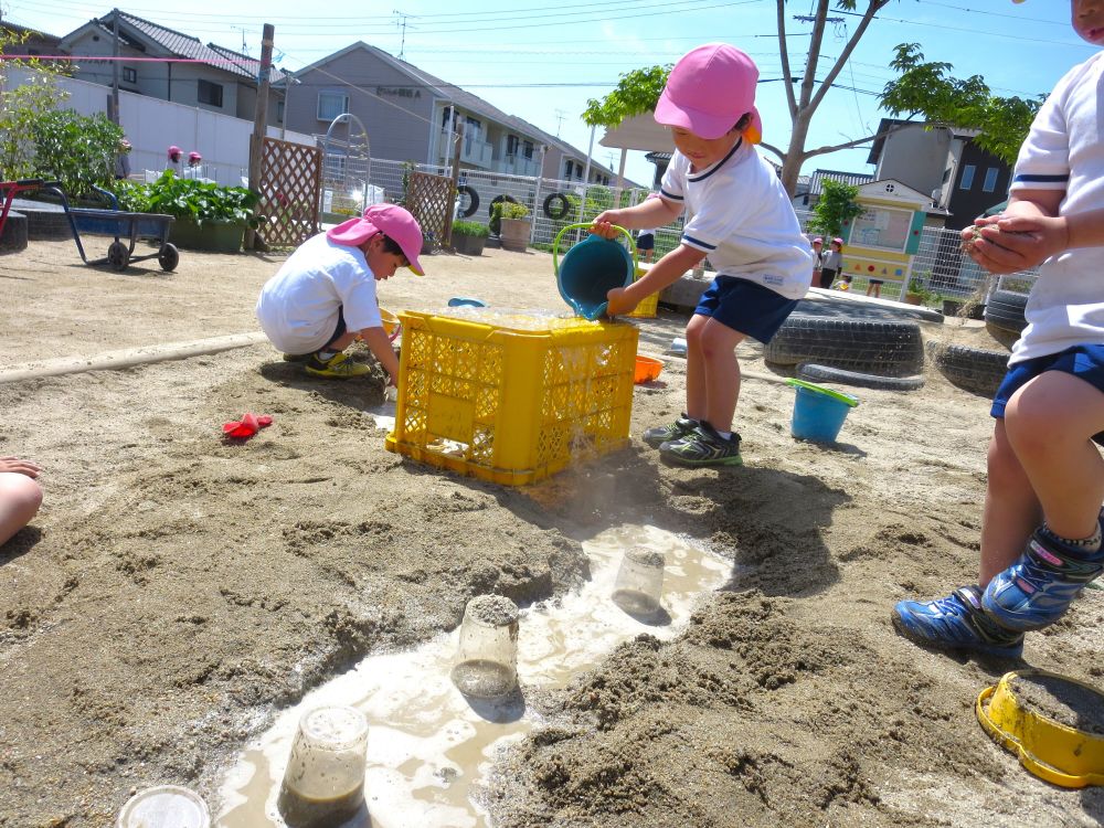 水の中には障害物！！！
コンテナの上から水を流すと…
あちこちの穴から水が噴き出てくる！
「わ～すごい！！」

新しい発見！　おもしろい発想！