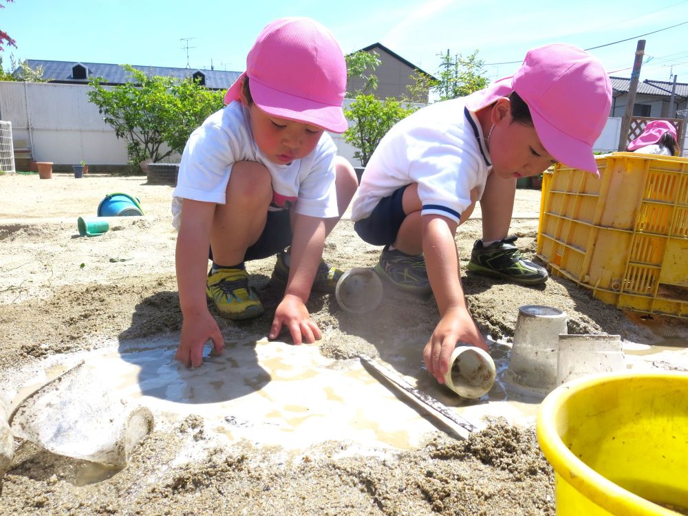 木の棒を泥の端から端にかけて…
橋作り☆
崩れないようにするには、なかなか難しい…
苦戦しながら、考えながら作る姿、かっこいいです♡


毎日同じ遊びでも、作っているものは毎日違う
どんなものにも工夫がいっぱい詰まっています♡