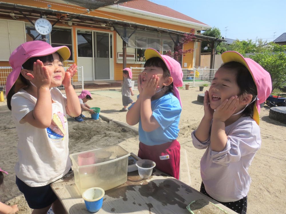 子どもの発想におどろき
おもしろさを感じ　学ぶ日々


水を手につけて…
「お風呂の後にマッサージしてるの♡」
きっとこれは、お母さんたちがやっている入浴後のルーティン？
化粧水塗って…マッサージして…
よく見てるんだな～♡