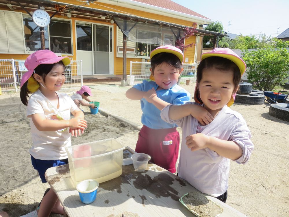 「水つめたーい！」
「気持ちいね♪」
「暑いけん、はよプールがしたいね～」
水の感触を楽しみながら、プールがもうすでに待ち遠しい♡