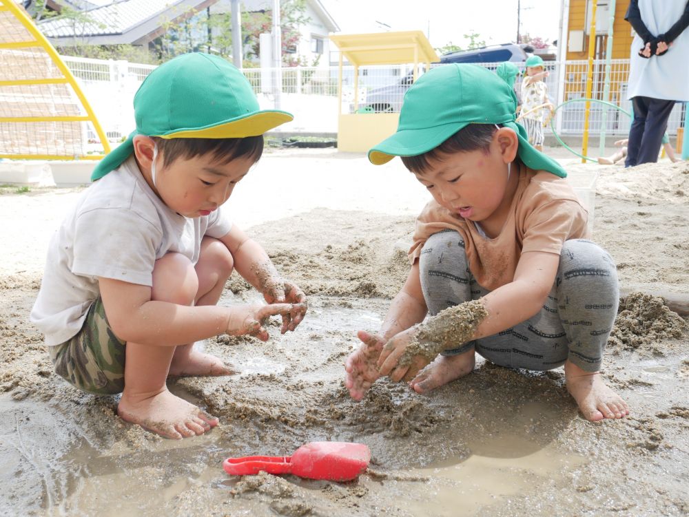 どろんこ遊びを通して身体も心も開放的に♡



『気持ちいい～』
泥を腕に乗せて泥の感触を楽しんでいます