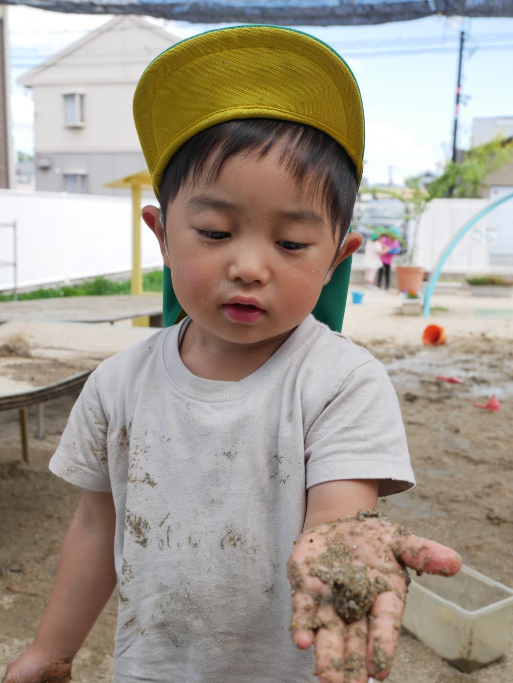 『見て！泥団子できた』
『もっと大きいの作りたいな～』
何度も何度も泥団子づくりに挑戦するAくん