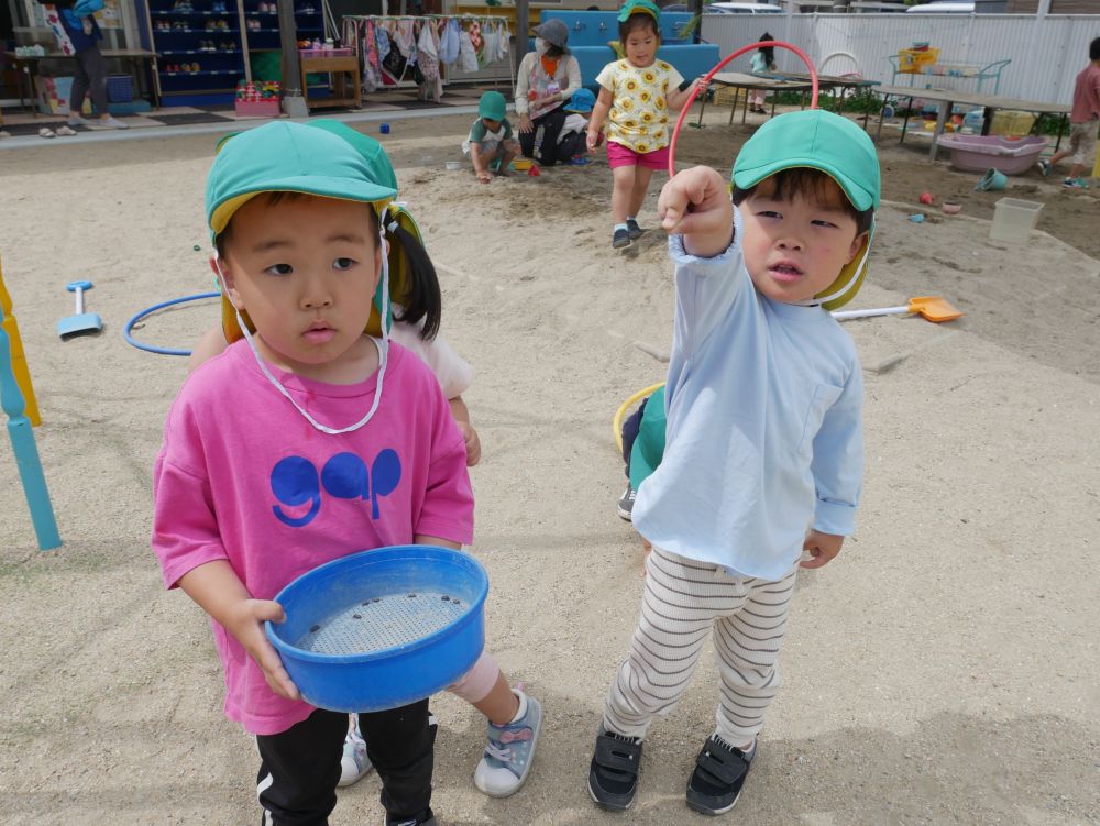 『ちょっと待って！ダンゴムシが減ってる・・・』
砂場で穴を掘っている間にダンゴムシがカゴから出て行ってしまったことに気が付いたSくん
すると・・・
『じゃぁ一緒に探してあげる』と言ってくれたRくん
Rくんの優しさが嬉しかったね♡