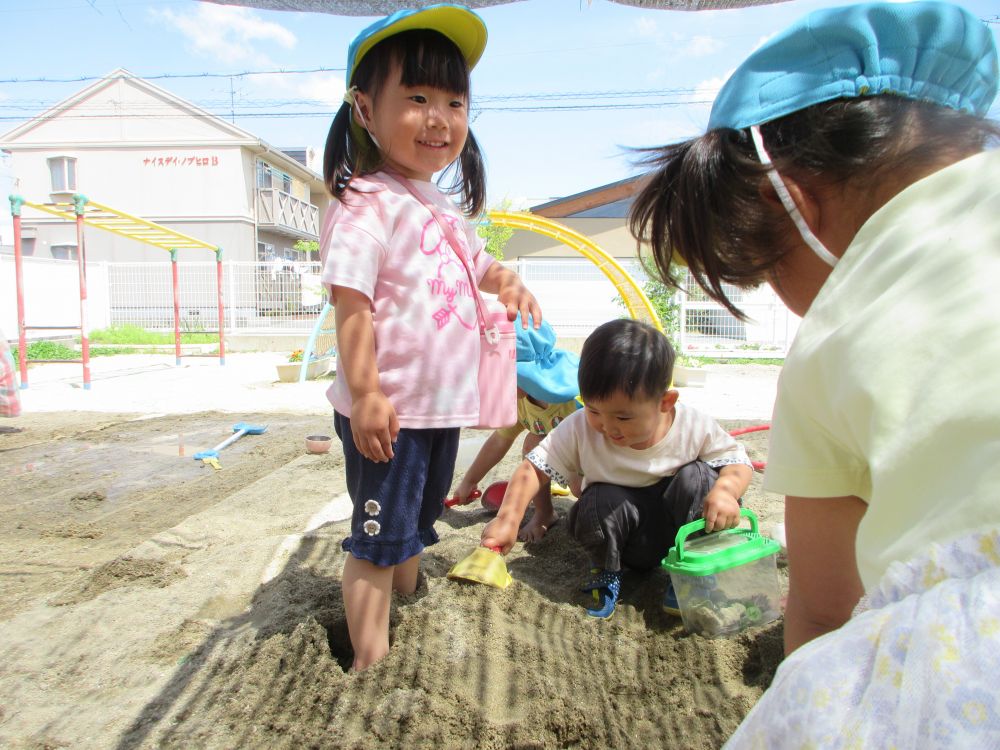 「私もする！！」
そんな様子をうらやましそうに見ていたⅯちゃん
周りの友達が自然と集まり、快く砂をかけてくれました
みごと足は砂にかくれⅯちゃんも大満足♡
今日の砂は水を含んでしっとり
足がひんやりして、なんだかくすぐったいような変な感じ♪