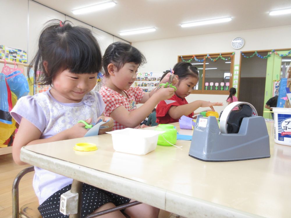 「作ってみたい！」
張り切って作り始めたYちゃん、Iちゃん、Ⅿちゃん

「おかあさんといっしょに作ったよね」
ノーテレビデーで作った輪つなぎを思い出しながら作り始める
次第にイメージがふくらみ、どんどん変わっていく飾り♡
