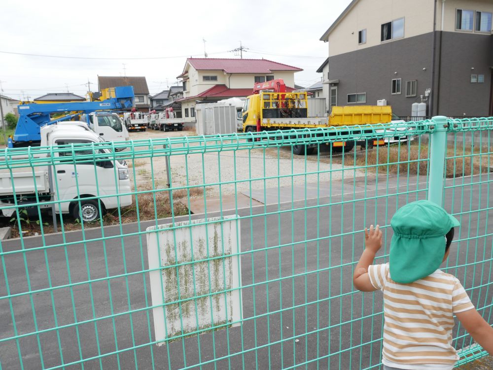 その視線の先には・・・
色々な働く車が♡
『あれは作業者かな？』
『荷物運搬車にも見えるな～・・・』
きっと先生たちよりも詳しいね！！