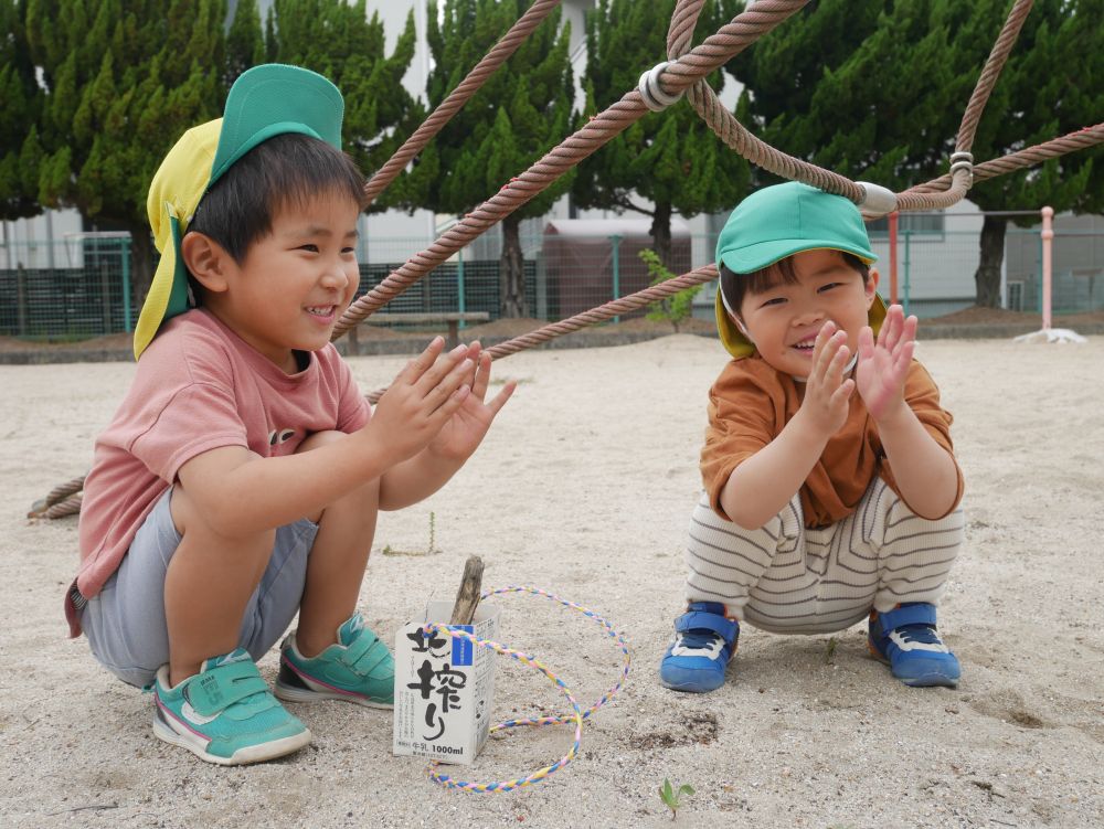 砂場では・・・
『はっぴば～すで～！！おめでとう♡』
『拍手！！』
砂や木の枝を使って誕生日ケーキに見立てて遊ぶIくんとRくんでした
