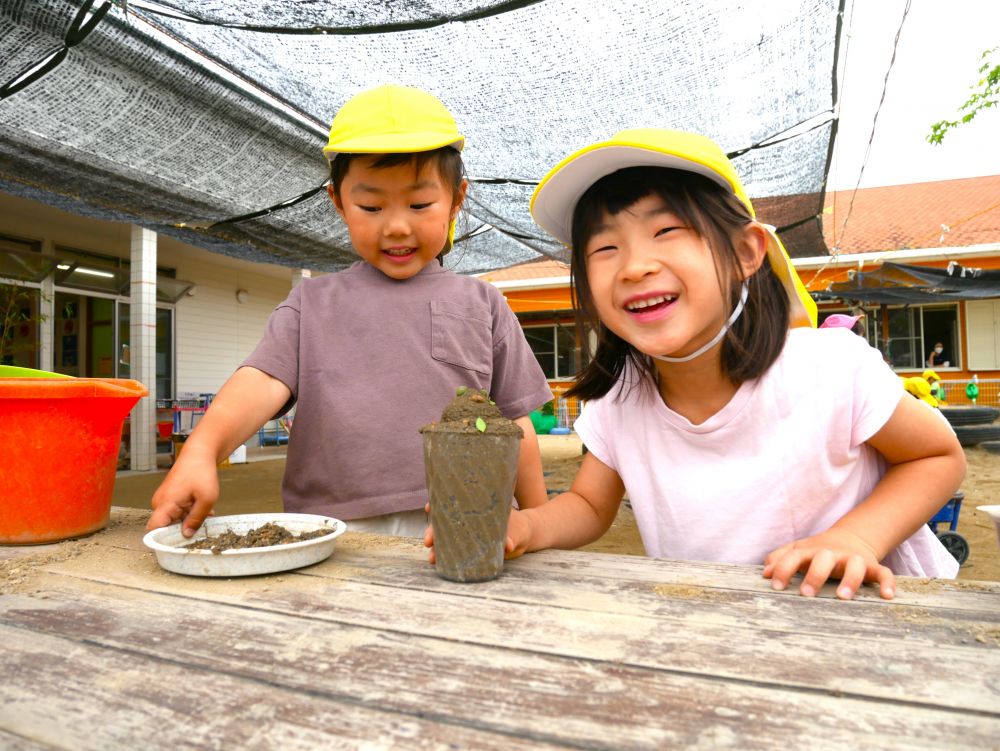 ウインナー入りのたこ焼きを注文したＣちゃん
遅くなったから…と、たこ焼きコーヒーもくれました！！
「これなーに？美味しそう♡」
待っているＹちゃんもワクワクドキドキ…

イメージを膨らませてルールを決めたり
もっとこうしたい…と試行錯誤したり
ごっこ遊びが広がります♡
