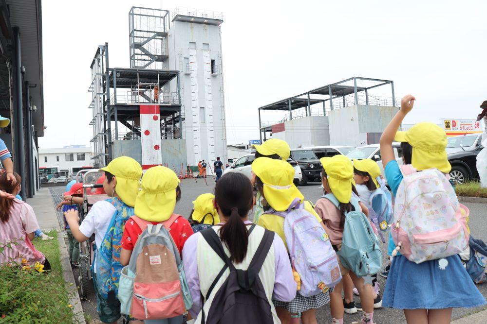 帰り道、消防署前ですいみい保育園の友達と会いました
一緒に消防士さんの訓練を見学♡