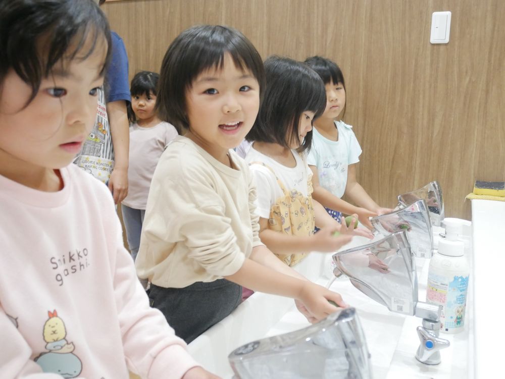 買い出しに行った梅と氷砂糖を使って
梅シロップ作ったよ♡



給食先生に教えてもらい挑戦♪
まずは梅を洗います！！
Aちゃん「石鹸で洗ったほうがいいの？」
「ダメよ！！飲むんよ」
楽しい会話からスタート♡



