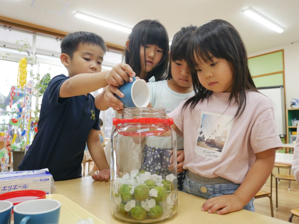 最後は梅と氷砂糖、リンゴ酢を順番に入れるだけ
友達と一緒に♡
「お寿司作るときの匂い！！」
「おいしくな～れ♪」
