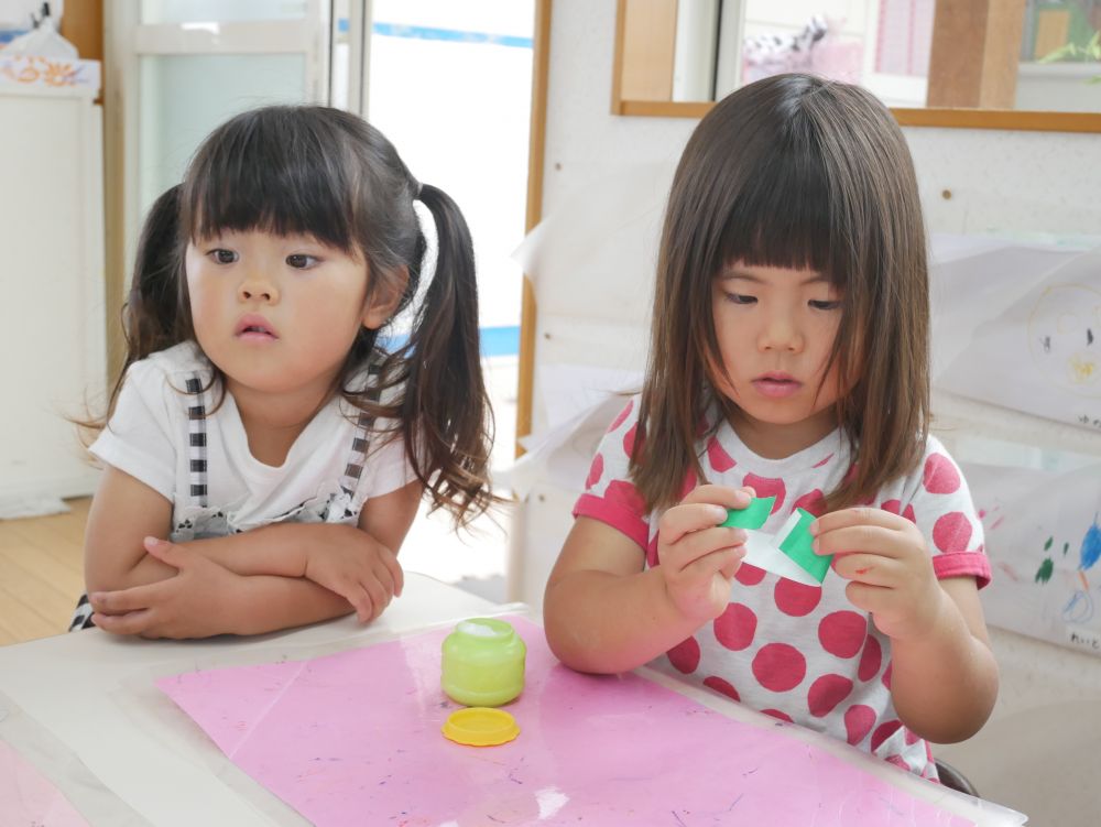 七夕飾り作りを通して・・・
のりの使い方を学んだり♡折り紙を使った遊び方を知ったり♡
製作遊びが楽しくなってきたリス組さん



のりでくっつける事を楽しむUちゃん♡
『キレイにくっつけたいな～』
納得がいくまで何度もやり直していました