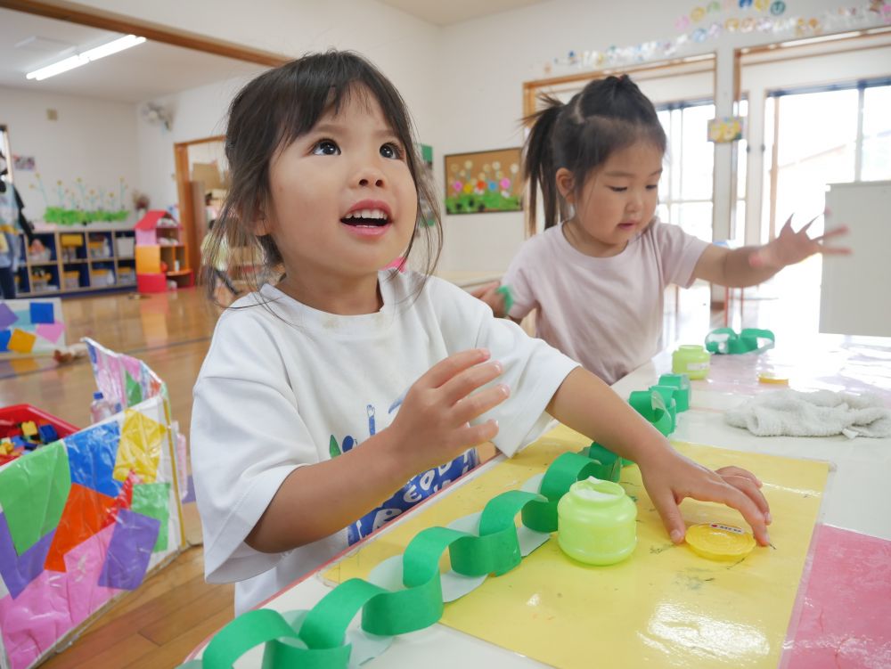 『みてみて！なが～い♡』
『１・２・３・４・・・・何個あるんだろう？』
数を一生懸命数えるNちゃん
１個　２個　３個など・・・遊びの中で数を知る良いきっかけにもなっています