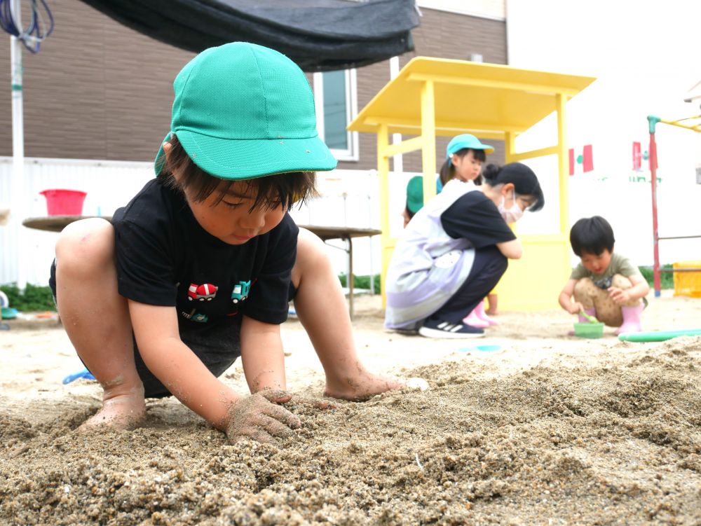 泥んこ遊びでは自分のやりたい遊びをイメージし楽しんでいます



Kくんは工事中ごっこ
『道を作ってまーす！固めていますよ』
『まだ触らないでくださいね』
工事をしている人の真似っこかな？
よく見ていますね♡