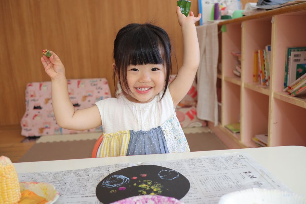 かすれたり、にじんだり
野菜スタンプではっきり形を残すのはなかなか難しい・・・
何回も何回も押していると
「やったぁ！できた！！」

「できた」喜びがいっぱい詰まった素敵な作品になりました♡