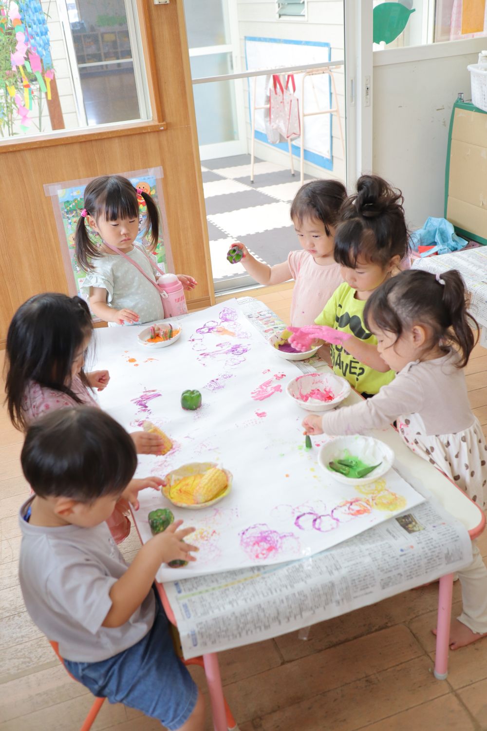 「できた！」という自信は
「もっとしたい！」という原動力に！



もっとスタンプで遊びたい子は
模造紙に集まれ～！
満足いくまでやってみよう♪