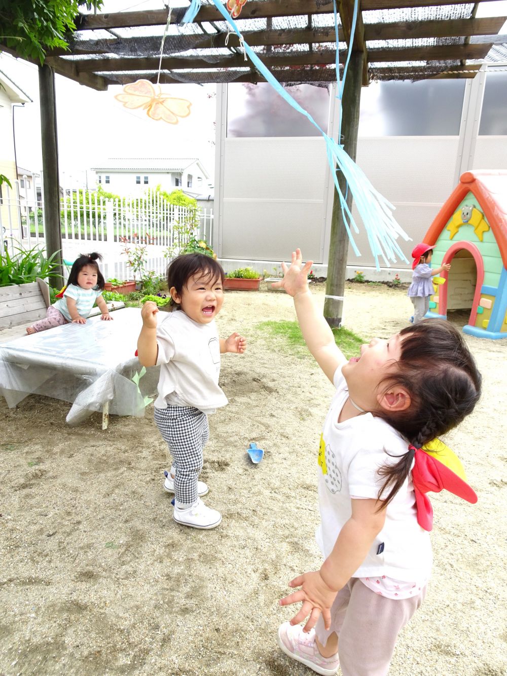 「ちょうちょ！」
園庭にある蝶々の飾りを指さしてにっこり♡

自分で思いついて探しに行ってみる・・・
Sちゃんなりの考えがとっても素敵♡

そのあとはRくんもきて一緒に楽しんだり、
ちょうちょの歌を歌ったり、遊びが広がりました！
