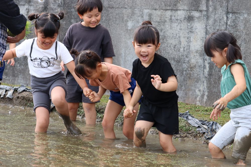 まずは田んぼに入るところから・・・

田んぼの土のなんとも言えない感触のリアクション
一人ひとり違って楽しかったです