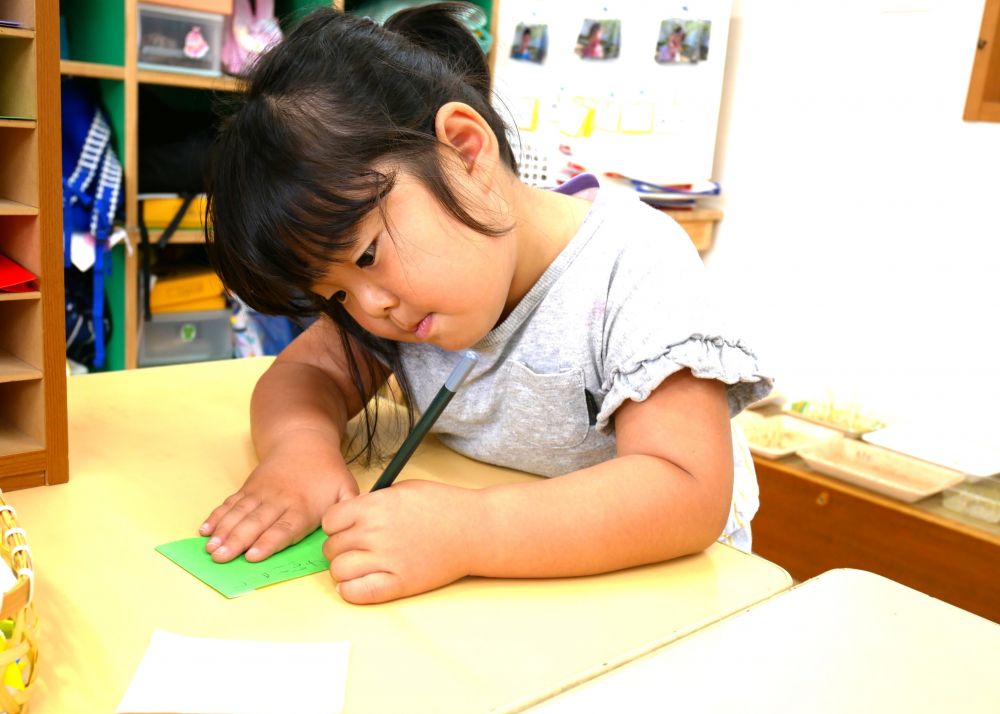 大きくなったらなりたいもの…
今欲しいもの… 行きたい場所…
思い浮かべながら、お願い事を書きたい!!
文字にも興味が出てきています♡
自分のイメージを表現したり、友達と共有しながら表現する過程を楽しんだり
同じ目的に向かって工夫する姿もあります