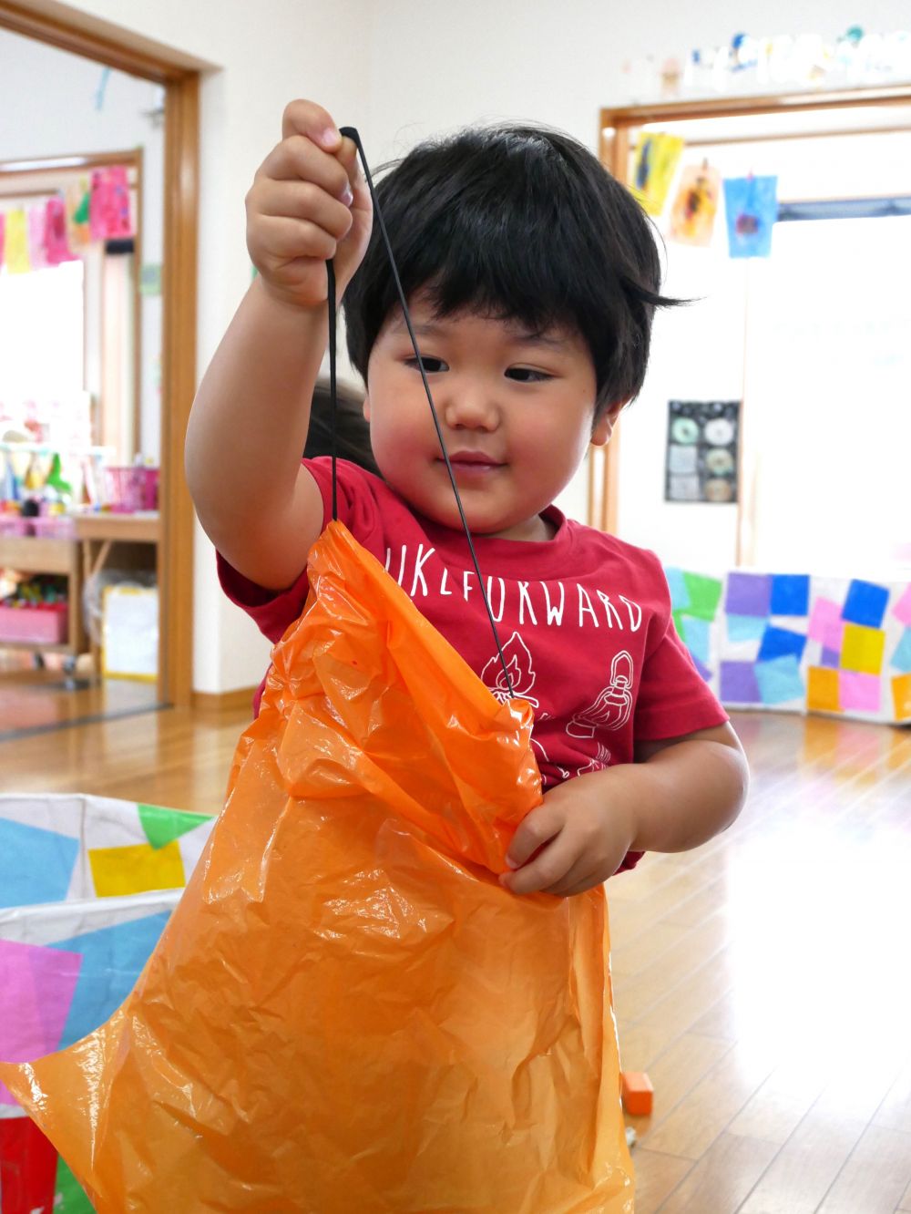 やってみたいことがある時って・・・
子どもたちの表情からワクワクが伝わってきます♡



『絵の具するから自分でエプロン着よう！』
『こうかな？あ～かな？』
考えながら自分で着てみようとするSくん