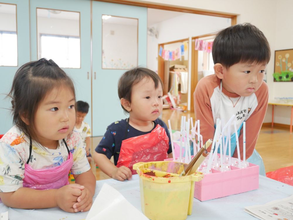 みんなも集まってきて・・・　エプロンを着て・・
『早く絵の具したいな～』
自分もやってみたい気持ちがよく伝わってきますね