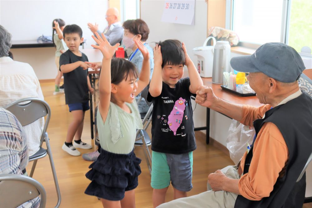 子ども達が大好きな手遊びの　「むしむしじゃんけん」
勝負になったらみんな盛り上がります