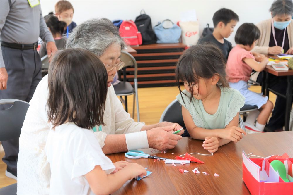 ひとしきり遊んだら折り紙で飾りを作ったり、願い事を短冊に書いたり・・・
交流を深めます

折り紙がとても上手なおばあちゃん、子ども達は尊敬の眼差し・・・