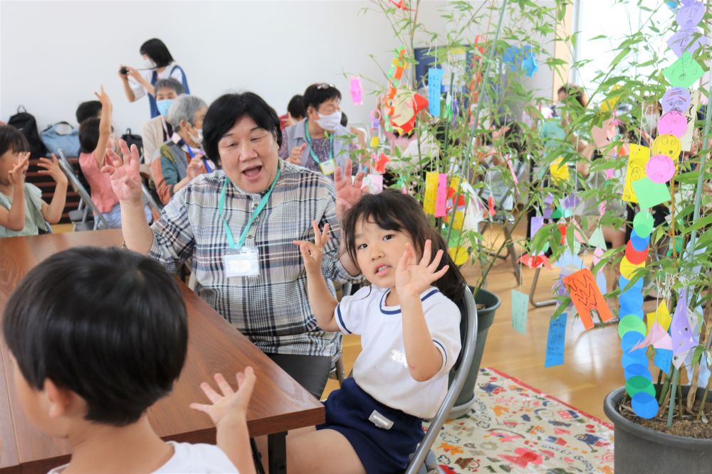 最後は「たなばたさま」の歌を歌いました
楽しい時間はあっという間で「また遊ぼうね」と、約束を交わす子ども達とおじいちゃん、おばあちゃん

次回は９月♪
ありがとうございました♡