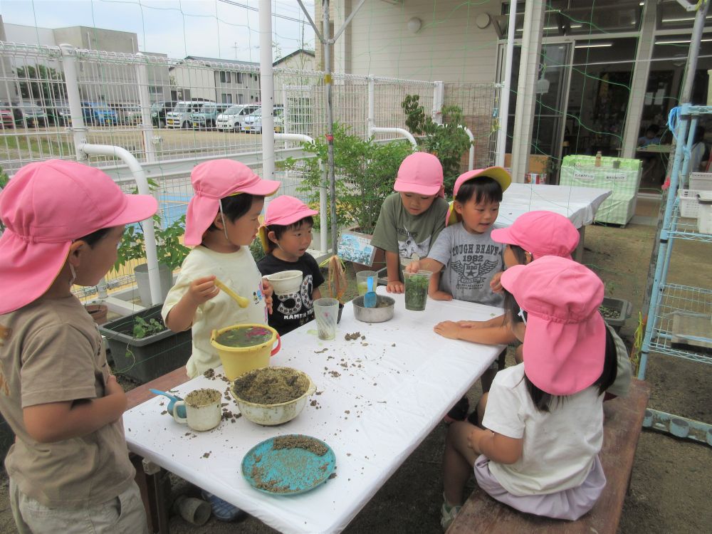 「ラーメン屋さんです！何がいりますか？」
「醬油ラーメンくださーい」
「あっすみません～醤油ラーメン売り切れなんですよ」
「じゃあ辛いラーメンでお願いします！」
「はーい！少々お待ち～！！」

どこで覚えたのでしょうか、自然なやりとり！！
子どもはよく見ていて、よく聞いています♡

