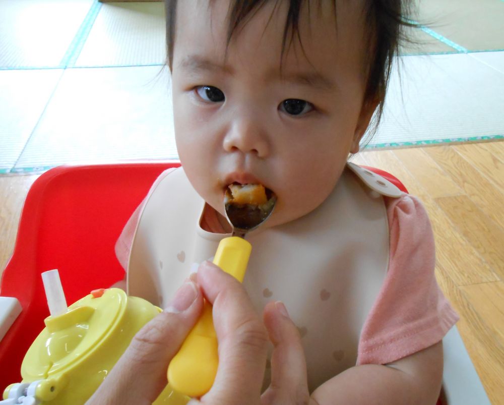 うさぎ組さんが離乳食を卒業し普通食を食べ始めました。

最初の一口を食べてくれるか不安でしたが、たくさん食べてくれました♪

いろんな食材を食べて大きくなってね！
