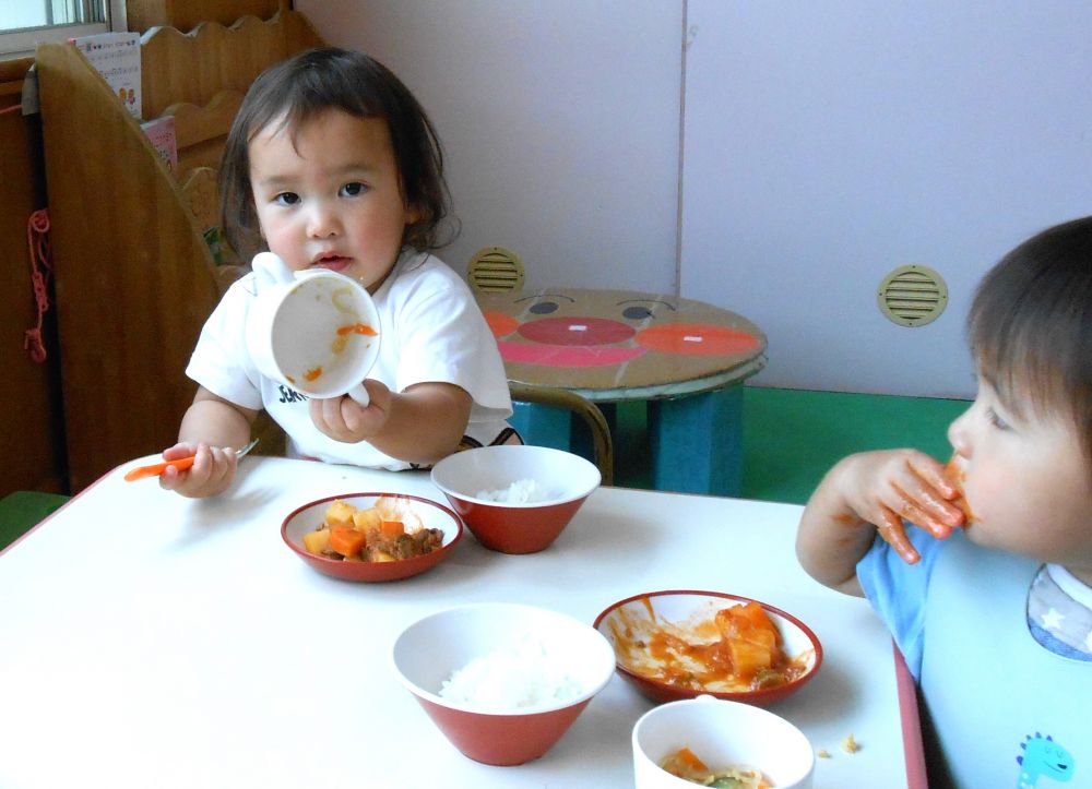 ひよこ組さんもピカピカ✨になったお皿を、給食先生に教えてくれました。

野菜が苦手な子も頑張って食べていましたよ🌼