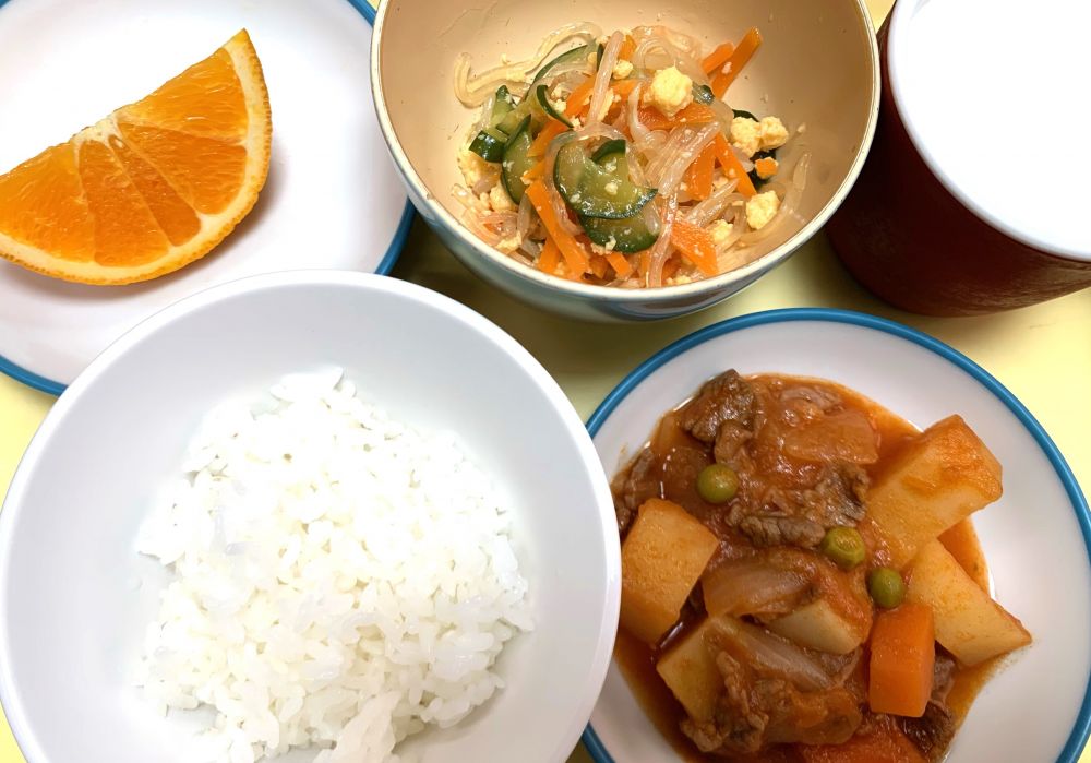 ご飯

洋風トマト肉じゃが

春雨と炒り卵のサラダ

オレンジ

牛乳