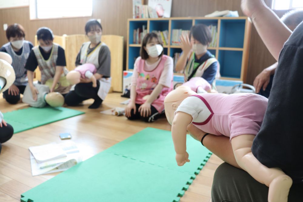 プール開きは6月１９日ですが・・　その前にやっておかなければならない事があります！

事故が無いよう、楽しいプール活動にすることが1番！！　ですが・・活動中の緊急時に、知識や技術を実践するとこが出来るように訓練を行うことが義務付けられていて、水遊びを行う上での事故防止になります

消防署に依頼をして指導員の方に来ていただき、2日間救命講習を受講しました