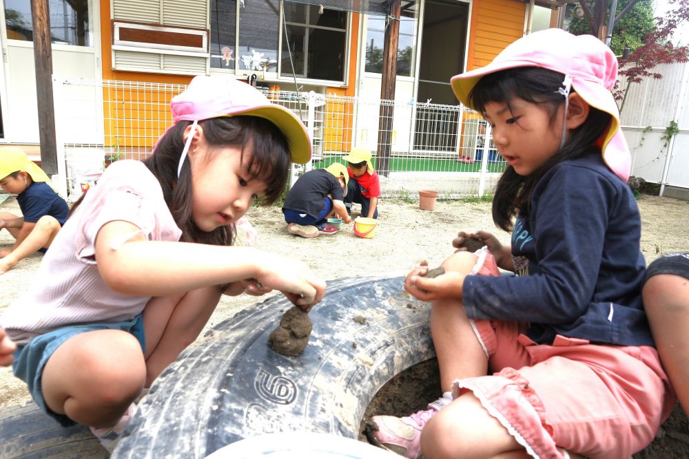 「Kはね、ねこ作ってるの。
　後でだんごむしも作ってみようかな」
「Nは、おにぎりつくる！」

イメージを共有しながら形にすることを楽しむ♡