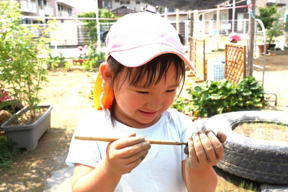 
こねたり、丸めたり
形が変わることを楽しみ
『お家』『へびさん』など形を作ることを楽しみ・・

次は他のアレンジの仕方も思いついたMちゃん♡

「これ(笹の葉)はえんぴつ。
　これで模様かけるんよ！」

「さしたら、穴が開くんよ」

「間違えたら、ぬらせば大丈夫♡」

失敗してもこうすれば”大丈夫♡”と考えながら遊ぶ姿
これは、○○に使えるかも！と自分で考えながら遊ぶ姿
大切にしたいです♡

