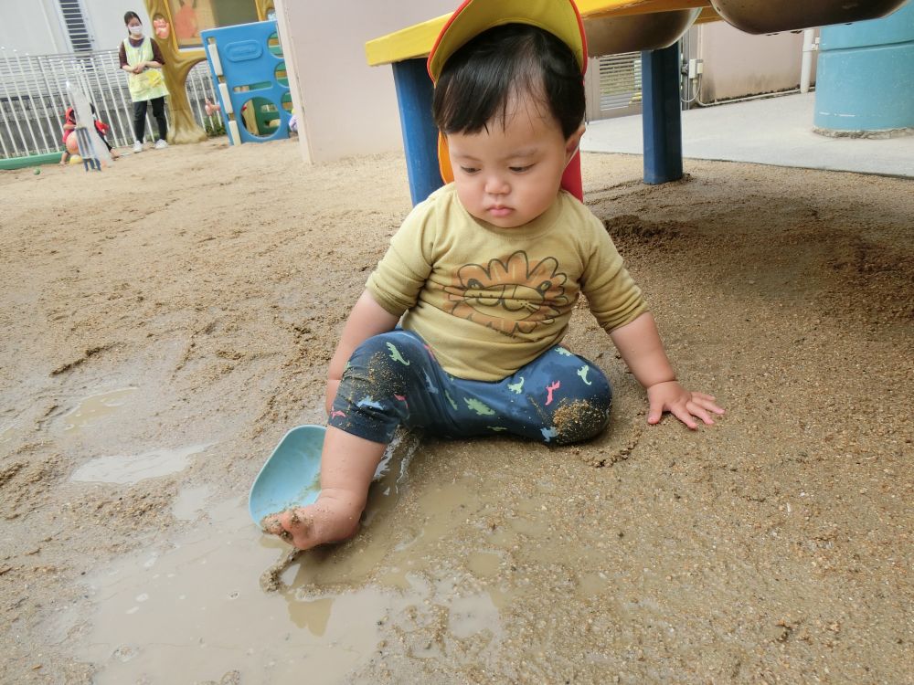 Yくんは、足についた泥に気がついて、
「ん？なんだ？何かついたぞ？」と、
足先を持ち上げて確認・・・！！！