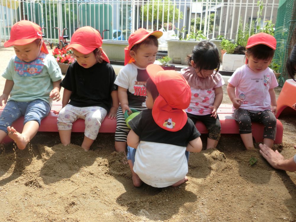 先生が、みんなの足に土のせて・・・
足が無くなっちゃったー！！？
