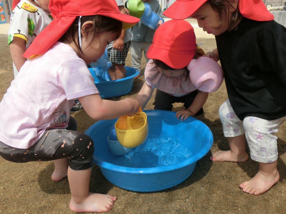 タライから水をすくって・・・
