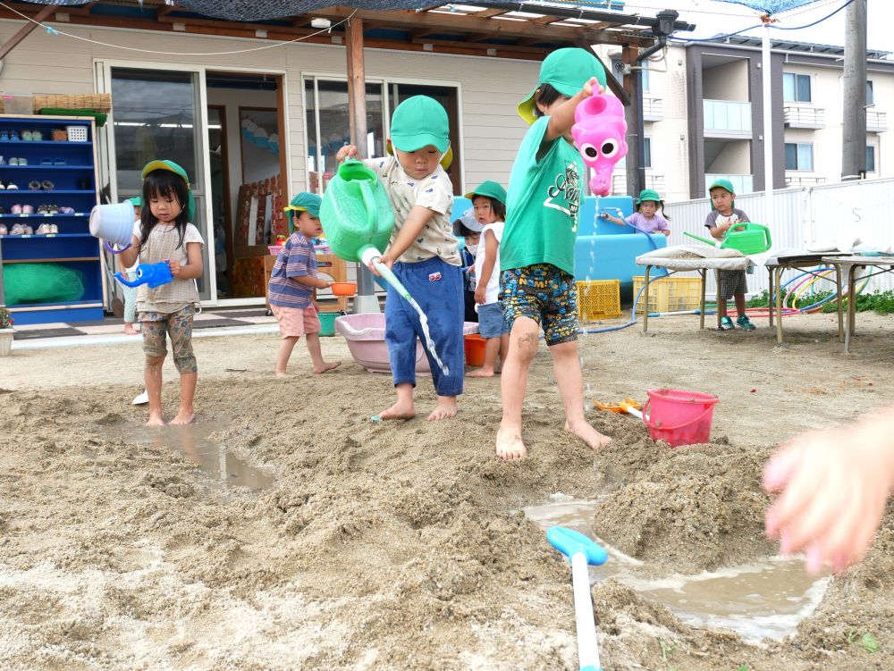 友達と協力して遊びを作る楽しさを
感じている様子のリス組さん



雨上がりの園庭ではあらゆる所に水たまりが♡
そこで遊ぶのが楽しい！！
『でもちょっと水が足りないなぁ～・・・』
『ちょっとだけ水を足そう』
『出しすぎ注意よ』
声を掛け合いながら水の道を作っているリス組さん