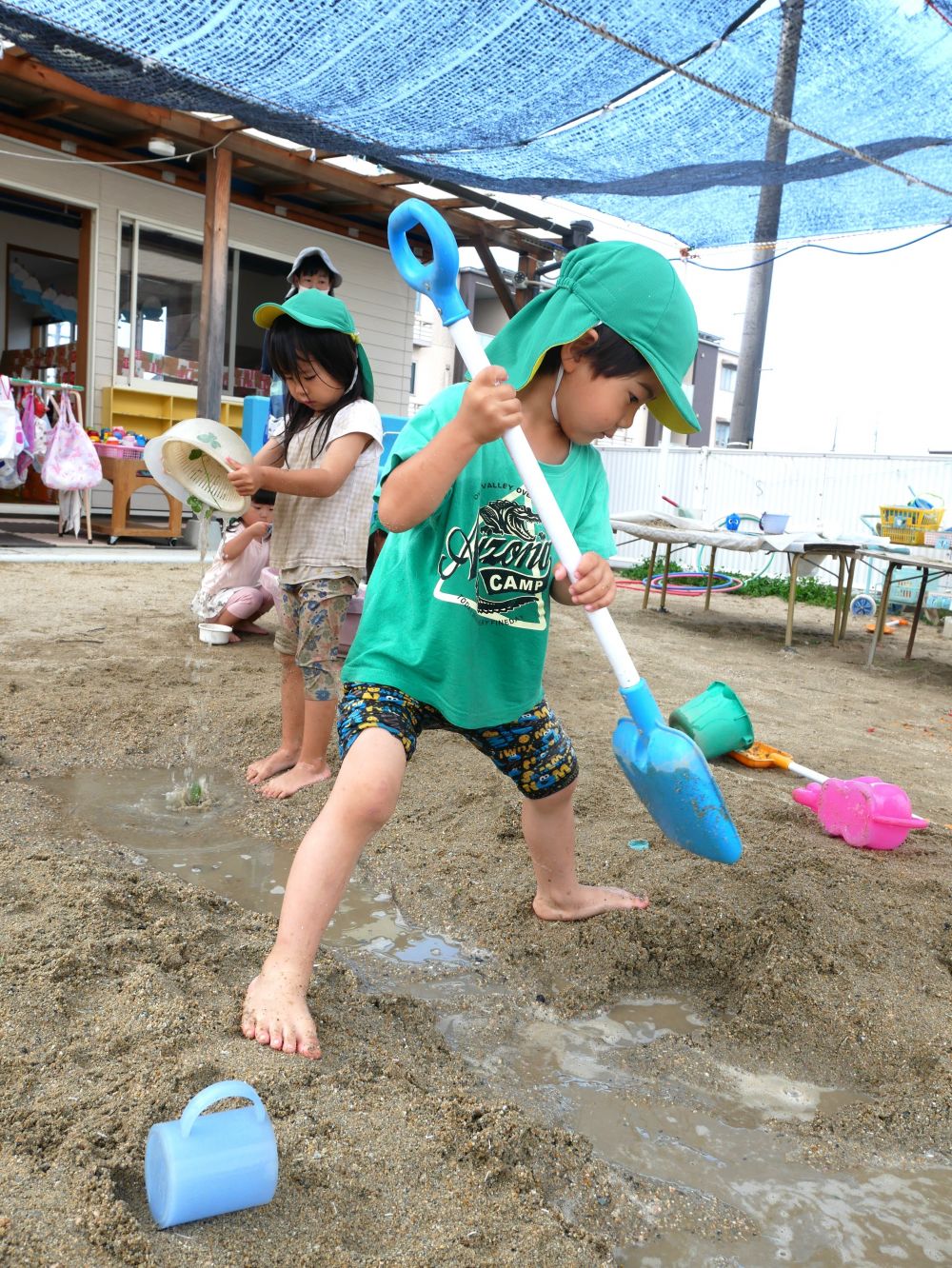 『もっと水を流そう』
『道を長くしよう』
今度は大きなスコップで土を掘り
水が流れるように工夫する姿がみられました